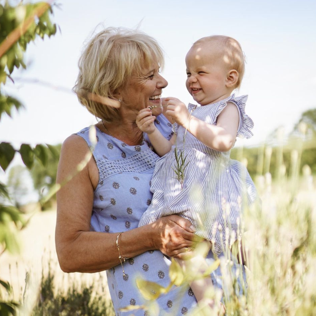 Fotoshooting Oma mit Enkelkind